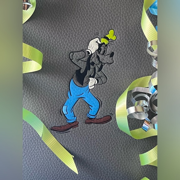 πΆ DISNEY X COACH CENTRAL TOTE WITH ZIP WITH GOOFY MOTIF AND MATCHING SCARF πΆ - Picture 8 of 16